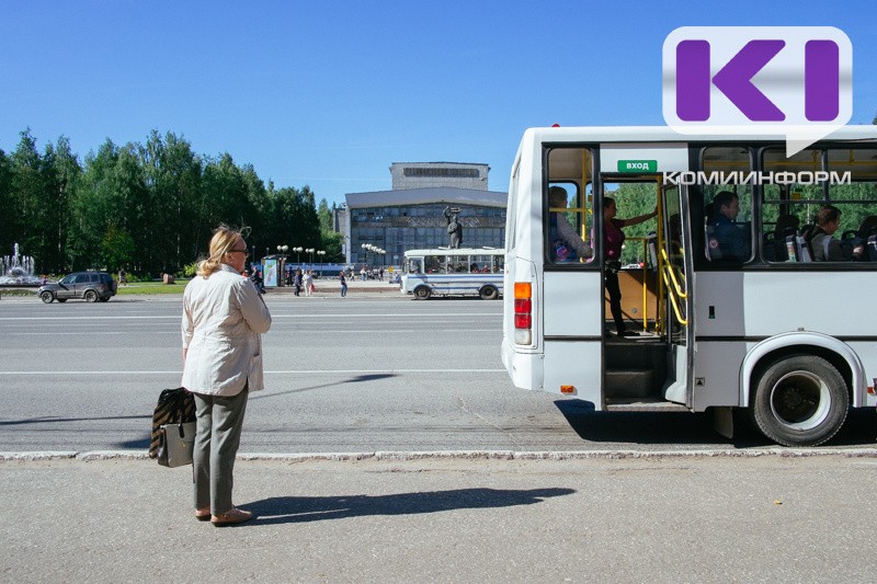 В Сыктывкаре приступили к установке остановочных комплексов у Театра оперы и балета