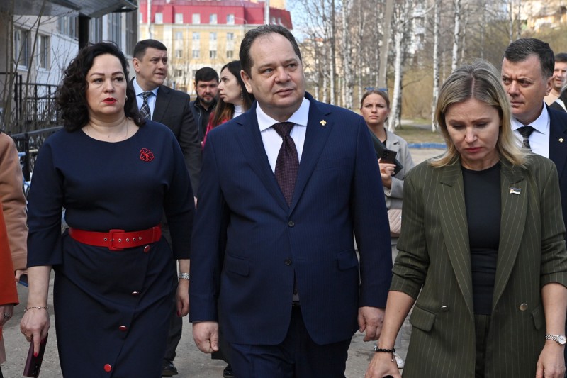 Ростислав Гольдштейн поручил обеспечить тщательный контроль за капремонтом школы №21 в Ухте и переработать для неё брендбук