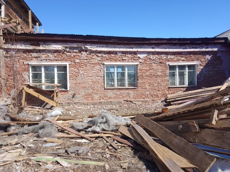 В интинском селе Петрунь продолжается капитальный ремонт школы
