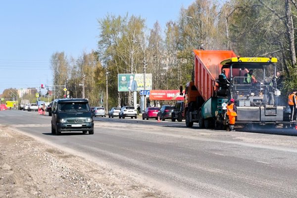 На Октябрьском проспекте в Сыктывкаре идет укладка нового асфальта