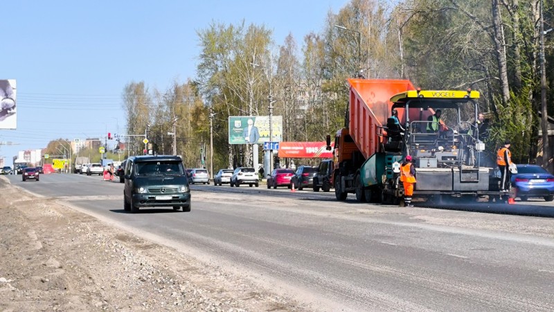 На Октябрьском проспекте в Сыктывкаре идет укладка нового асфальта