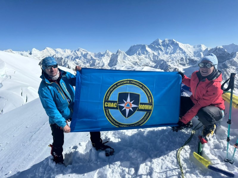 Флаг "СПАС-КОМИ" побывал на вершине Мера Пик в Непале