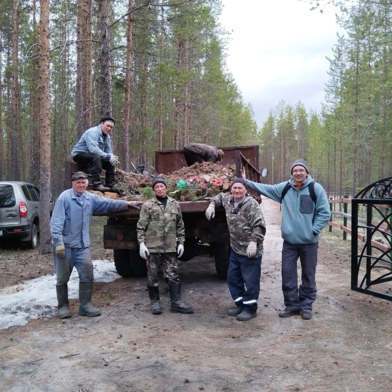 В усть-цилемском поселке Синегорье прошел воскресник по очистке территории кладбища
