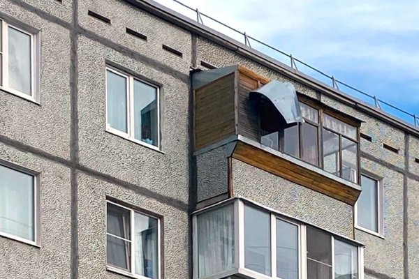 Муниципальные спасатели закрепили опасное железо на крыше сыктывкарской пятиэтажки 