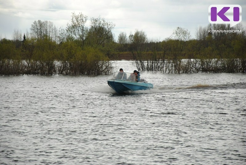 В Усть-Цильме продолжается поиск провалившегося в полынью мужчины
