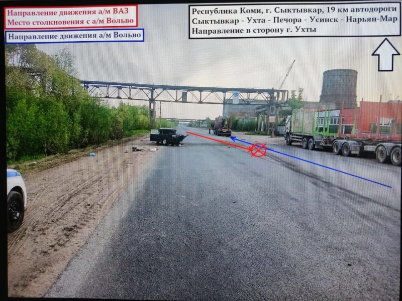 В Сыктывкаре неопытный водитель на "семерке" влетел под лесовоз
