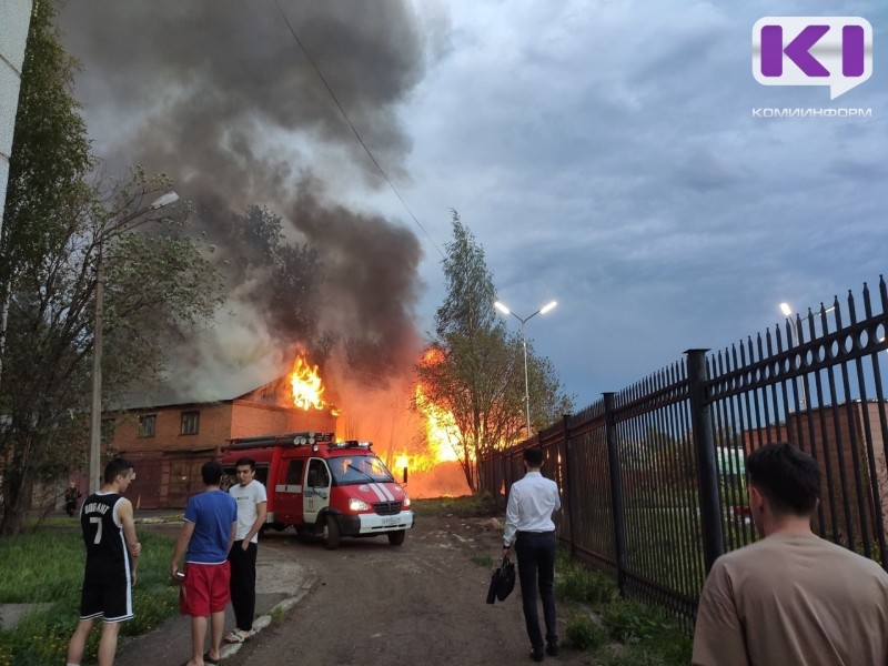 В центре Сыктывкара горит здание у Ботанического сада