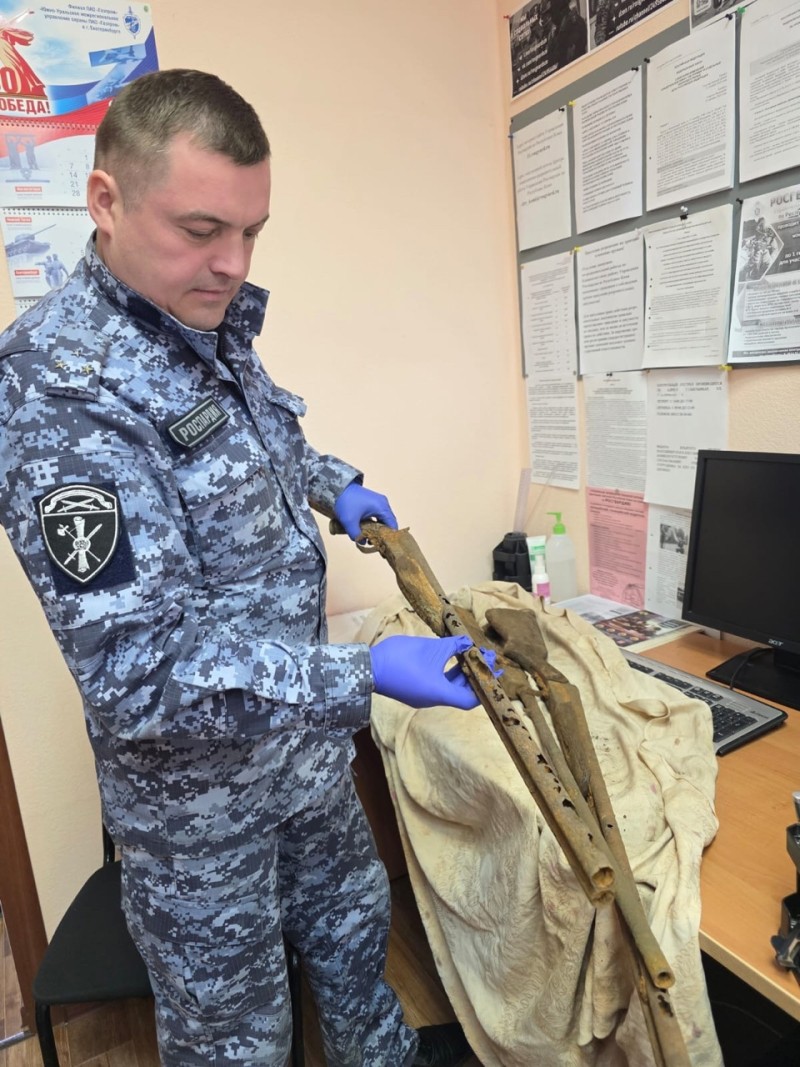 Житель Емвы обнаружил на рыбалке три ружья и сдал их в Росгвардию