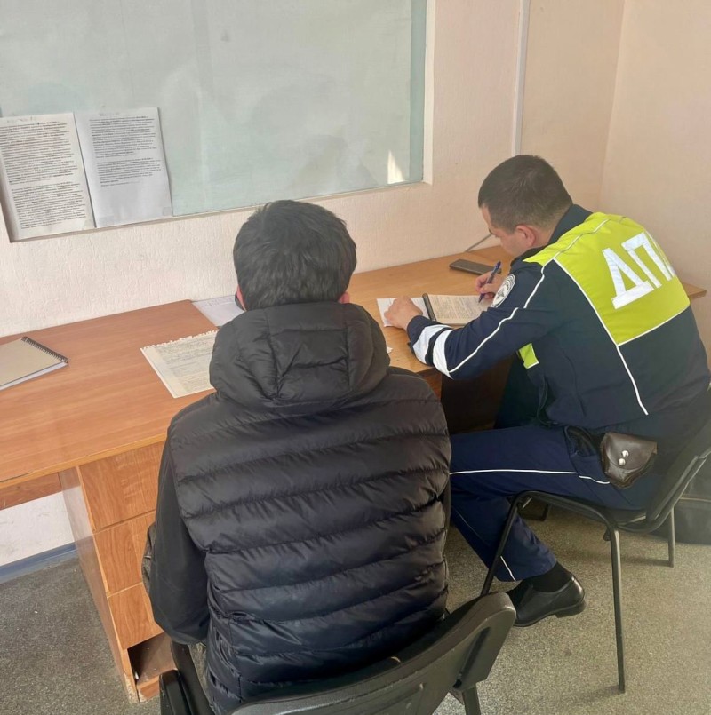 Полиция Сыктывкара установила водителя, который проехал по площади "под часами"