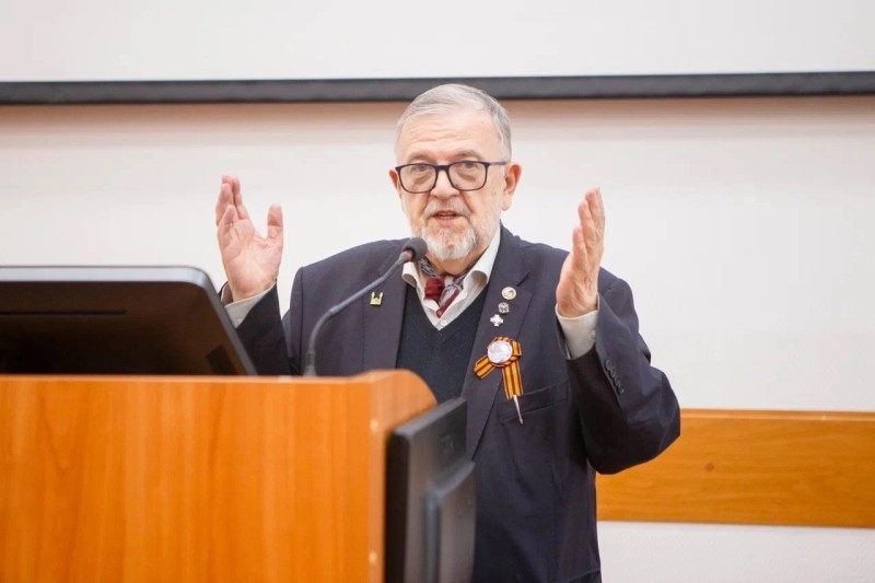 Член Совета при президенте РФ по межнациональным отношениям Владимир Зорин встретился со студентами УГТУ