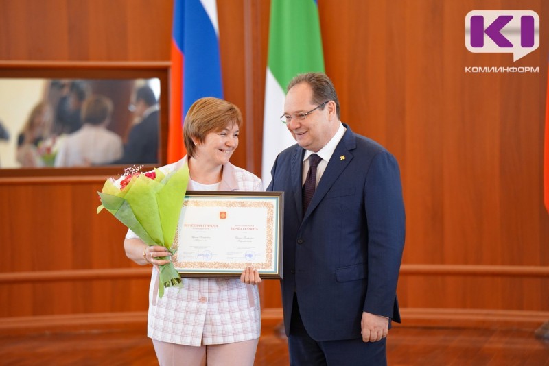 Ростислав Гольдштейн вручил государственные награды социальным работникам Коми

