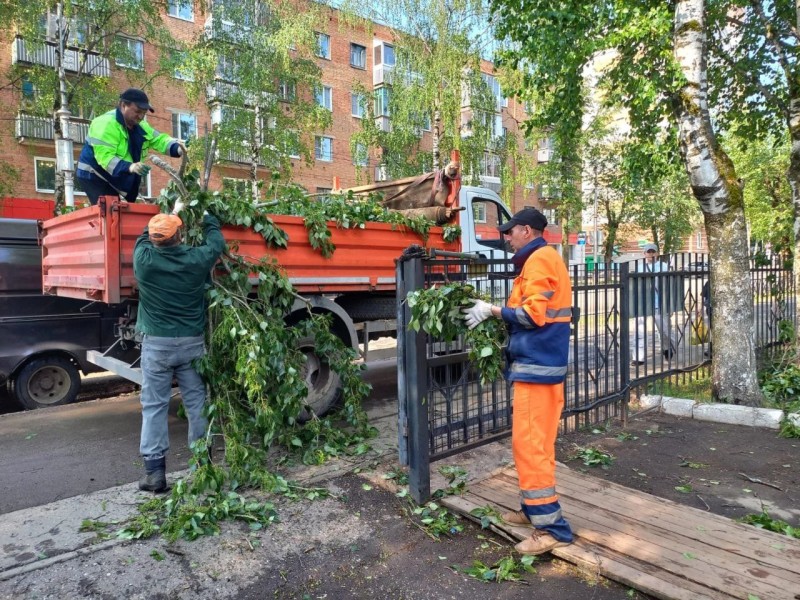 В Сыктывкаре завершается уборка улиц после ночного шторма