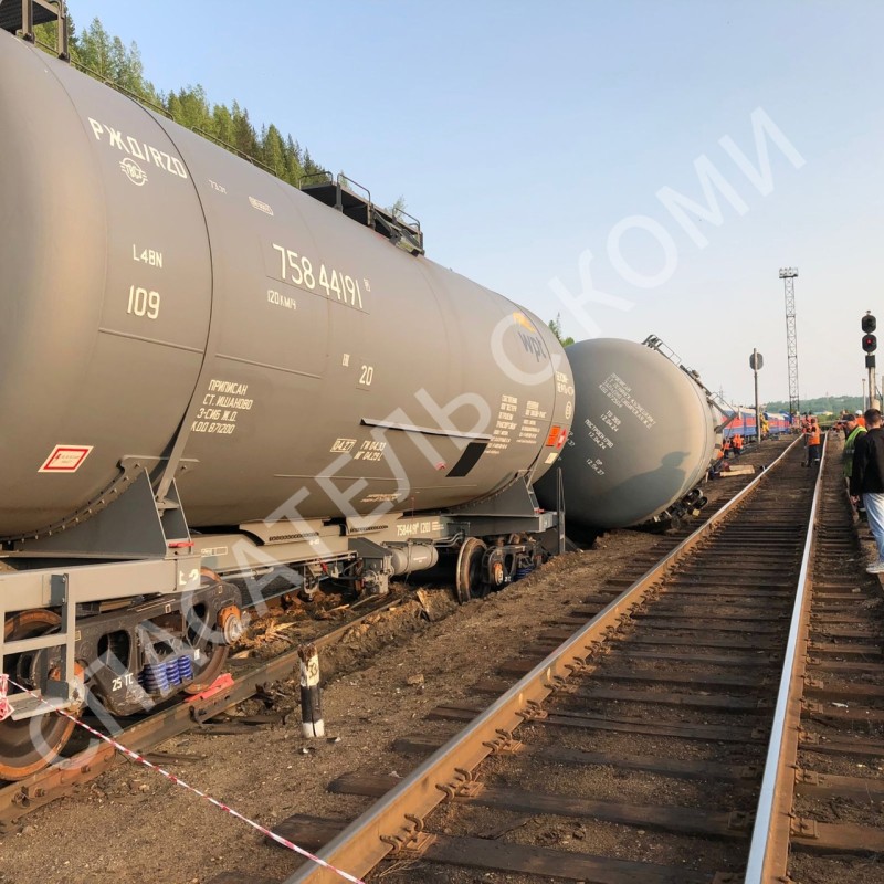 В Ухтинском районе произошел сход двух цистерн локомотива грузового поезда
