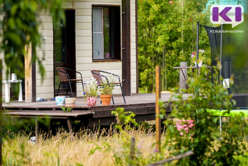 В Усинске директор тепловой компании за счет средств предприятия оплатил работы по обустройству дачного участка