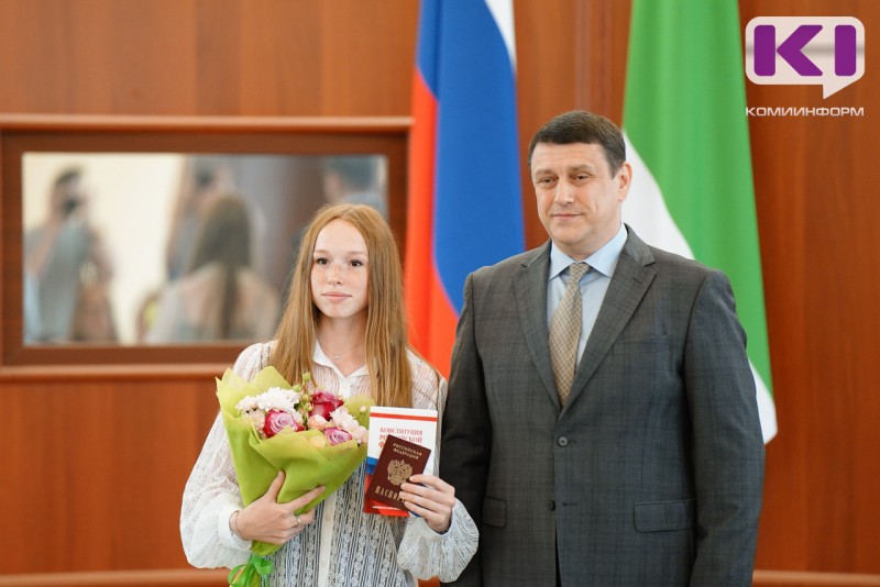 Школьникам из 12 муниципалитетов Коми вручили паспорта в администрации главы Коми 