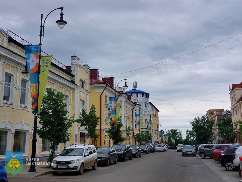 Нарядный Сыктывкар: город украсили флагами ко Дню России и юбилею столицы Коми 