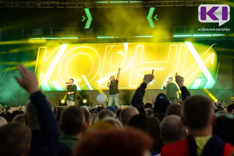 "Мы обычные пацаны": группа "Корни" собрала на Стефановской площади Сыктывкара людей разных поколений