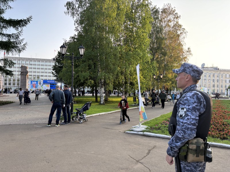 Росгвардейцы обеспечивают охрану правопорядка в период празднования Дня России и Дня города Сыктывкара 

