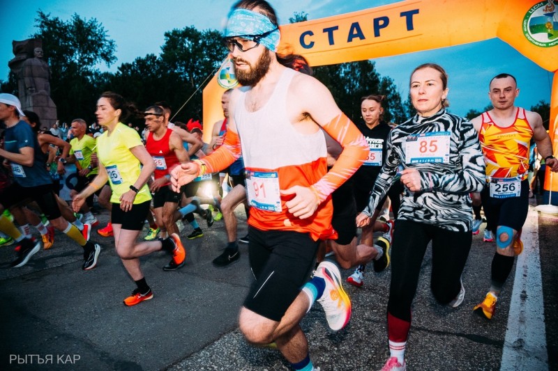 "Сыктывкарец-значит бегун": более 250 спортсменов собрались на ночном забеге в честь 245-летия столицы Коми 