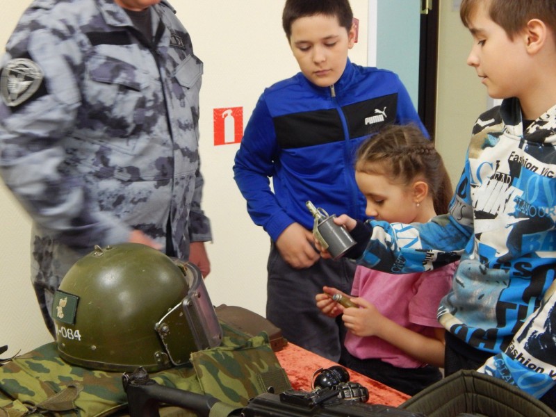В Коми росгвардейцы провели экскурсию для детей в рамках акции "Каникулы с Росгвардией"