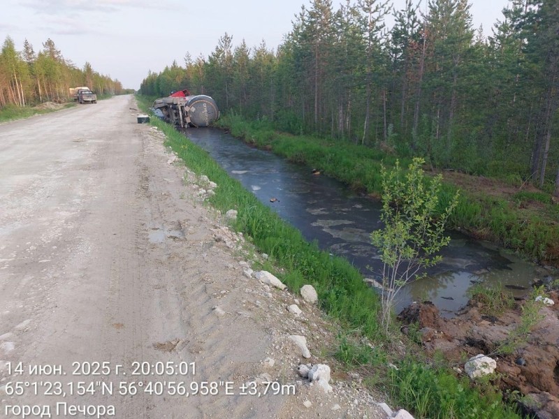 На трассе Чикшино-Кожва в районе поселка Березовка перевернулся нефтевоз 