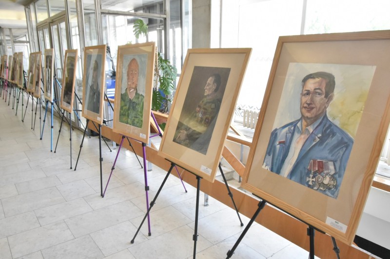 В Госсовете Коми открылась выставка "Портрет героя"