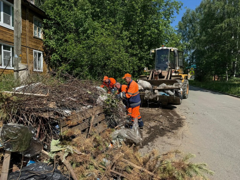 Коммунальщики Сыктывкара ликвидировали свалку в центре города