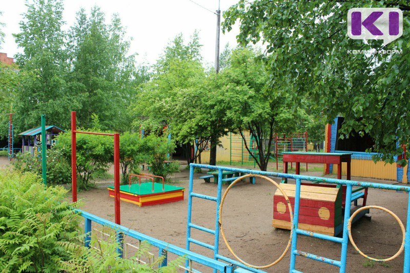 В Ухте девочка застряла в игровом комплексе на детской площадке

