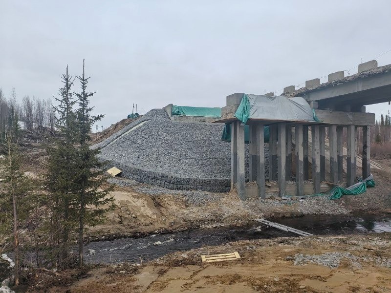 На трассе Сыктывкар – Нарьян-Мар ремонтируют мост через реку Турунъель