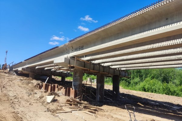 В Корткеросском районе продолжается реконструкция моста через реку Лемью