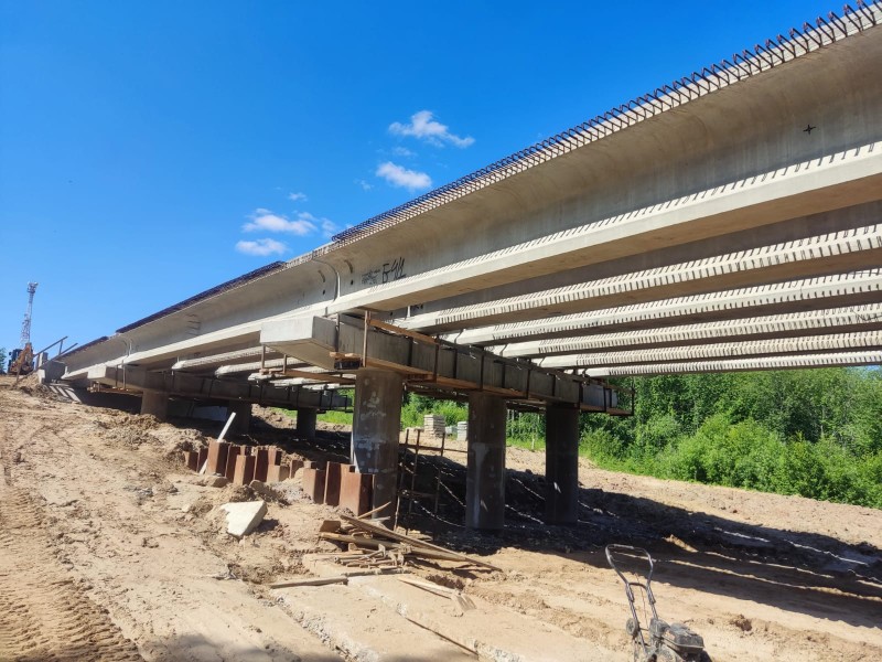 В Корткеросском районе продолжается реконструкция моста через реку Лемью