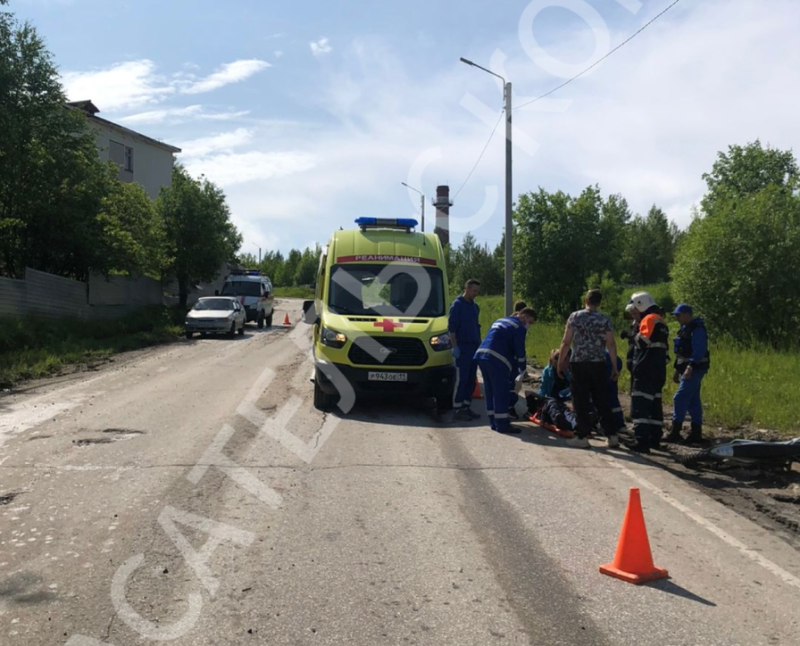 В Ухте девочка без прав и шлема врезалась на питбайке в автомобиль