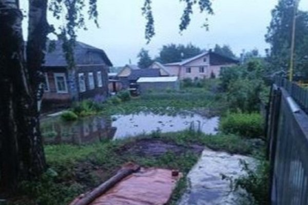 На ликвидацию последствий ливня в Сыктывкаре выезжали спасатели 