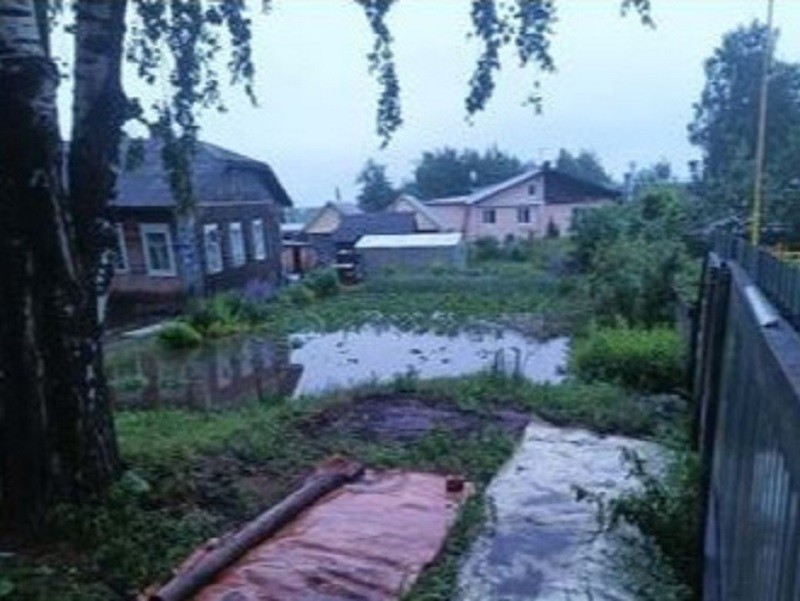 На ликвидацию последствий ливня в Сыктывкаре выезжали спасатели 