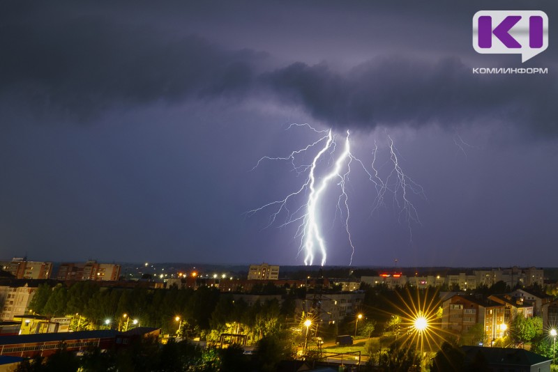 Грозы и ливни в Коми продлятся до завтрашнего вечера