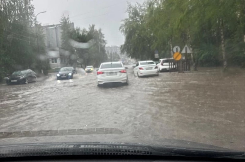 Спасатели эвакуировали пассажиров автобуса и пациента скорой после ливня в Сыктывкаре 