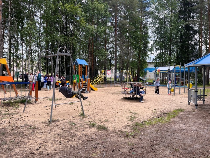 Наведение порядка: новые детские площадки в двух районах появились на средства гранта главы Республики Коми
