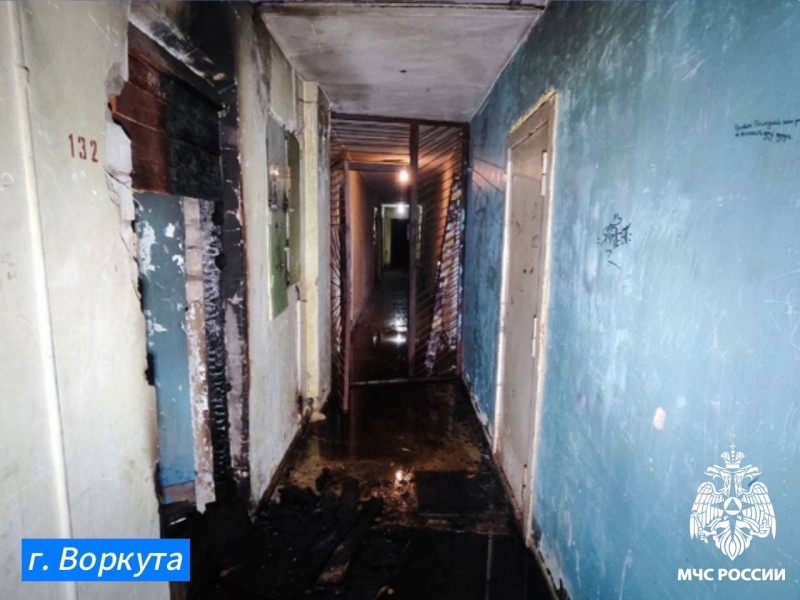 Воркутинские огнеборцы спасли человека на пожаре в нежилой квартире 