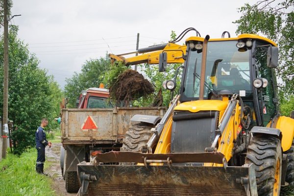 В сыктывкарском Лесозаводе продолжаются работы по очистке водопропускных систем после аномальных ливней