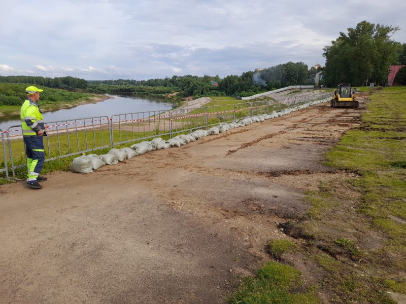 В сыктывкарском парке им. С.М.Кирова ведутся работы по восстановлению берегоукрепительных сооружений после ливней