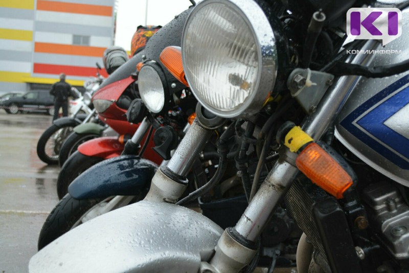 Под Печорой байкер опрокинулся на проезжей части и получил травмы