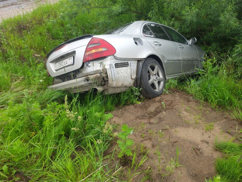 В Сыктывкаре Mercedes-Benz вылетел в кювет после столкновения с Volkswagen