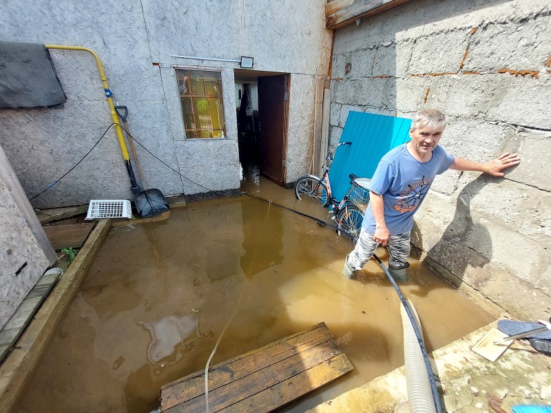 В Сыктывкаре по улице Северная идут работы по откачке воды после ливней