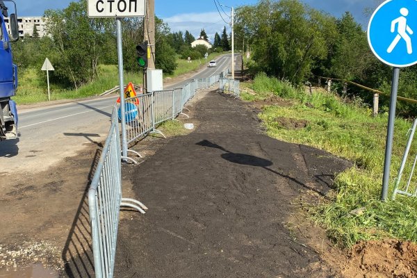 На мосту через реку Дырнос заработал реверсивный светофор, а для пешеходов организовано движение по проезжей части