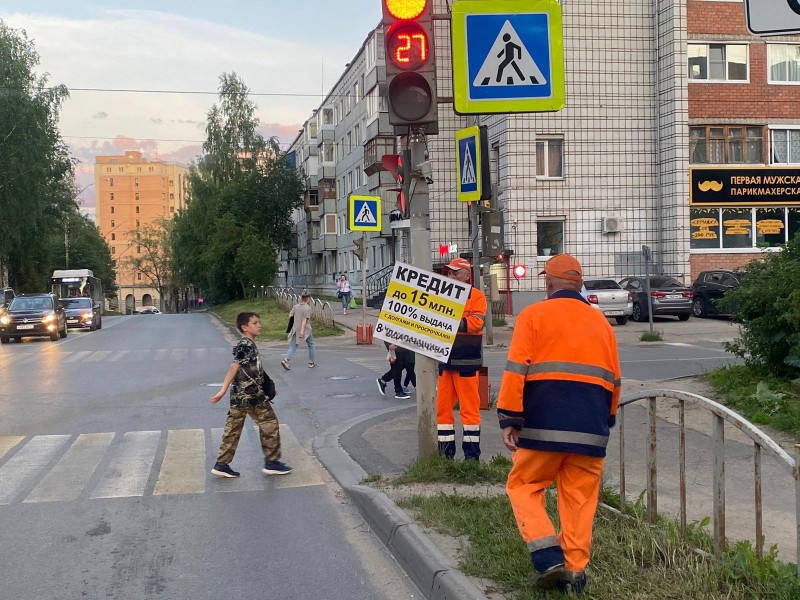 В центре Сыктывкара демонтировали афиши с незаконной рекламой