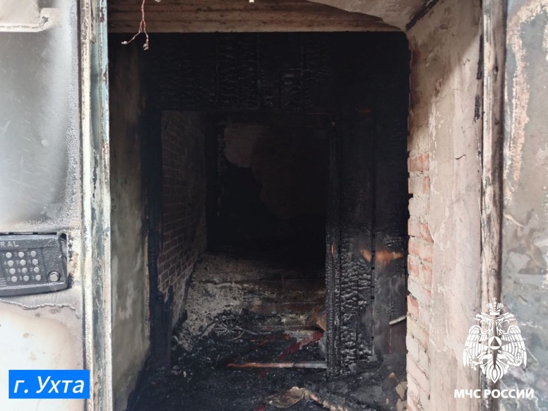 СУСК выясняет обстоятельства гибели 46-летней женщины и 30-летнего мужчины на пожаре в подъезде дома под Ухтой