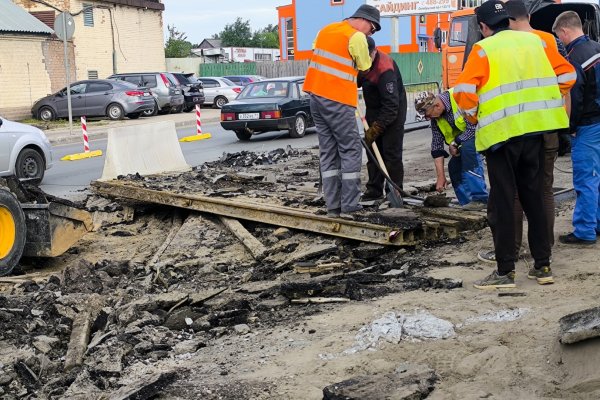 На Октябрьском проспекте Сыктывкара убирают рельсы от старого железнодорожного переезда