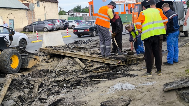 На Октябрьском проспекте Сыктывкара убирают рельсы от старого железнодорожного переезда