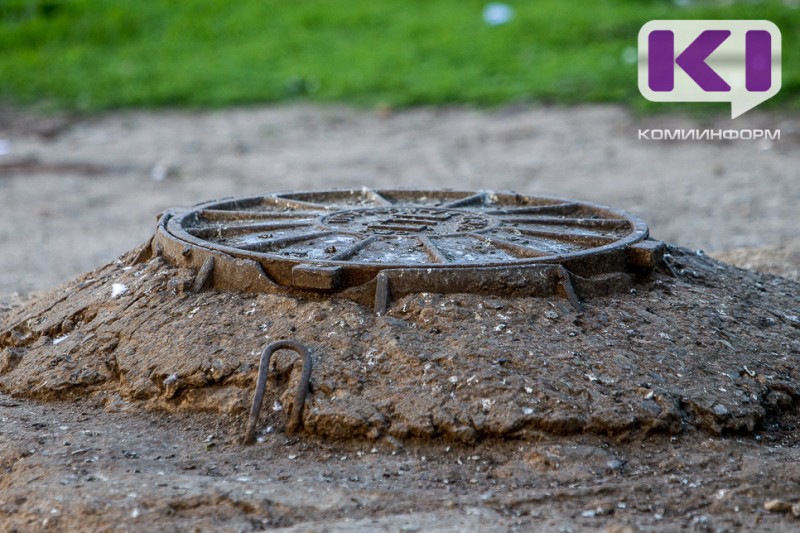 Спасатели вытащили двух мужчин из канализационного люка в Печоре