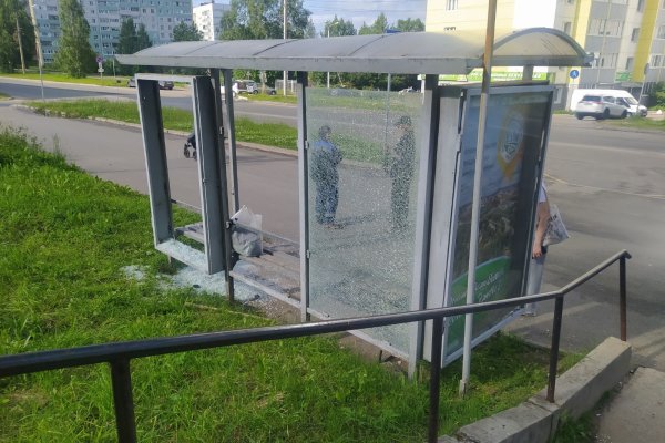 В Сыктывкаре установили личность вандала, разбившего остановку в Эжве